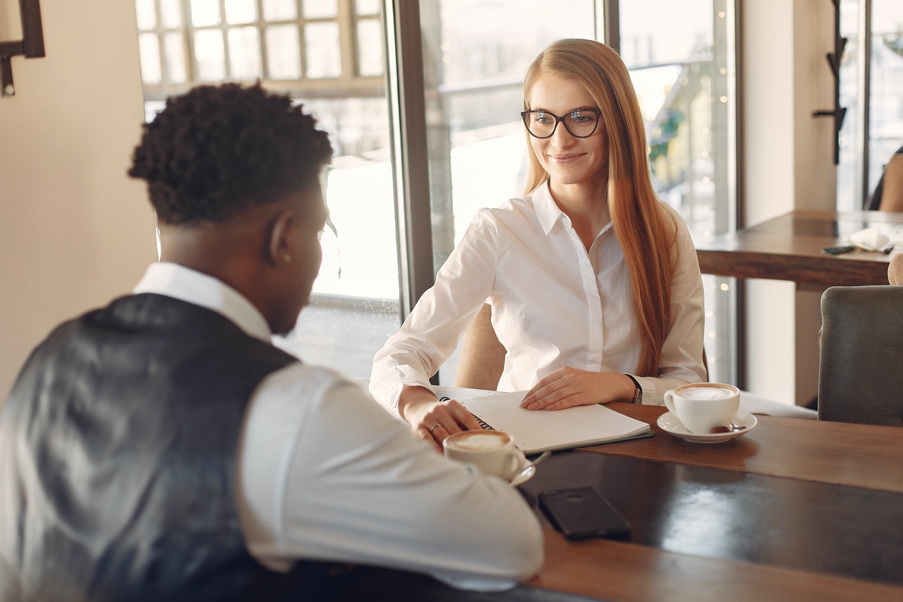 Eine Frau, die ein Bewerber interviewt